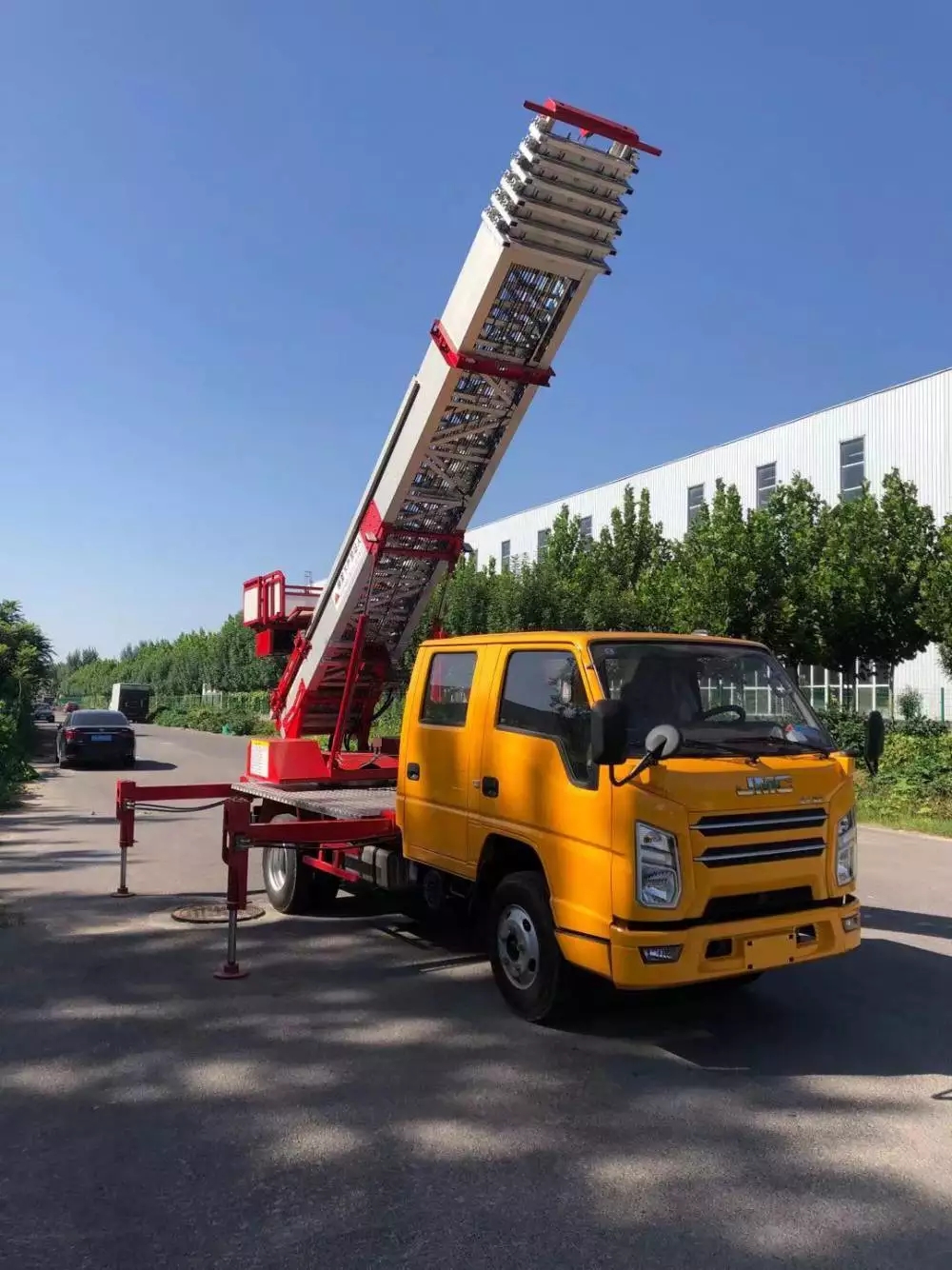 吉安吉州附近的云梯车出租服务：轻松解决高空作业需求