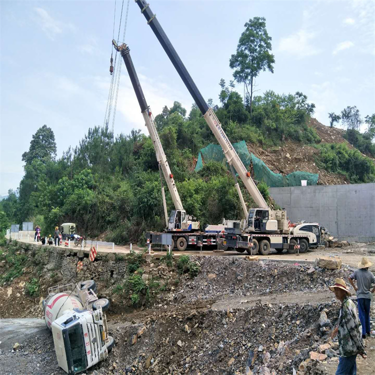 吉安吉州汽车掉沟里叫吊车救援要多少钱